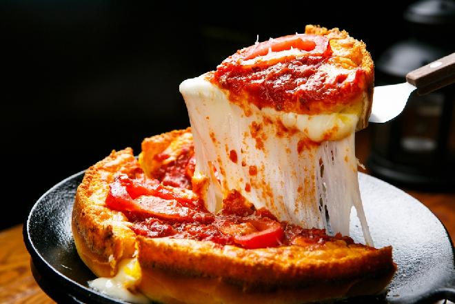 Pizza Chicago: jak zrobić deep dish pizza
