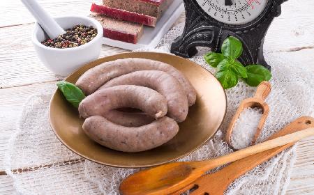 Biała kiełbasa gotowana - jak prawidłowo ugotować białą kiełbasę?