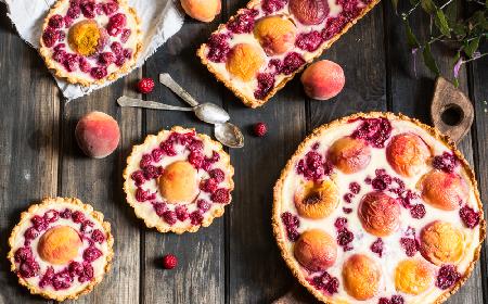 Tarta z masą twarożkowo-malinową i morelami
