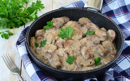 Wątróbka w jabłkach z tłuczonymi ziemniakami i fasolką z menu beszamel