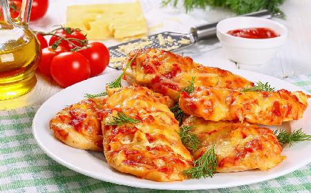 Przepyszne fileciki z piersi kurczaka zapiekane ze świeżymi pomidorami i serem