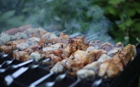 Grill - przepis na minikebaby z sosem tzatziki