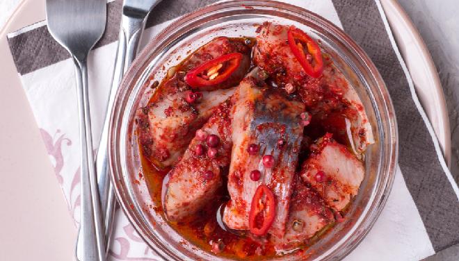 Diabelskie śledzie w oleju z chili: przepis na hit wśród zakąsek!