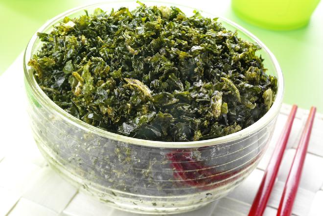 Kapusta pak-choi smażona na chrupko z migdałami