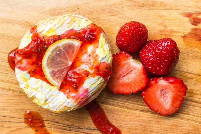 Camembert z sosem truskawkowym