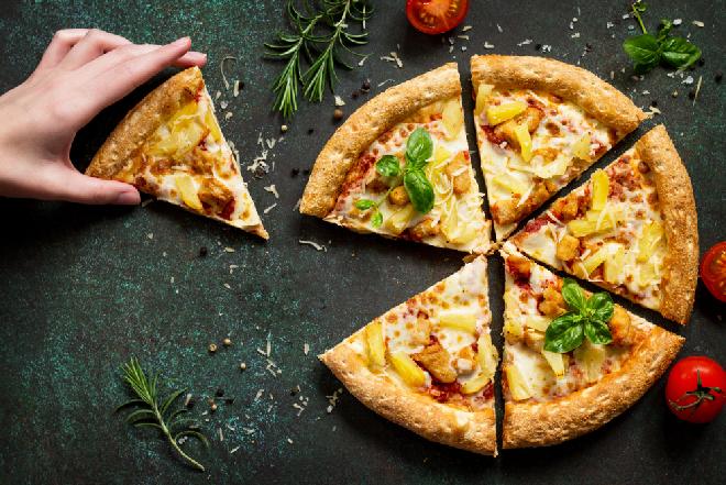 Hawajska? Czemu nie? Zobacz, którą pizzę najczęściej zamawiają Polacy