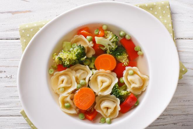 Zupa warzywna z dodatkiem tortellini - zdrowa i sycąca
