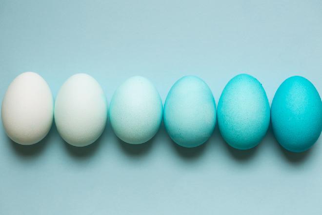 Bajecznie błękitne pisanki: jak naturalnie zabarwić jajka na niebiesko?