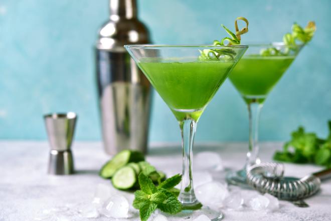 Ogórkowe martini z ginem i miętą: orzeźwiający drink na koniec upalnego dnia