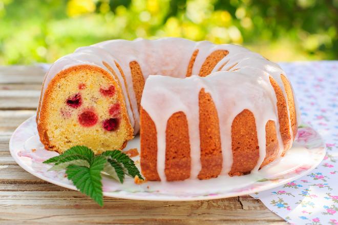 Wyjątkowo smaczna babka z malinami i białą czekoladą: przepis na rodzinne ciasto z owocami