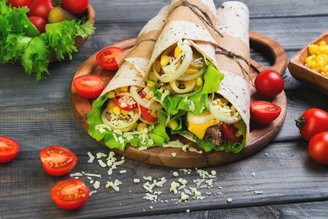 Przepisy na andrzejki: tortille z mozzarellą i szynką parmeńską