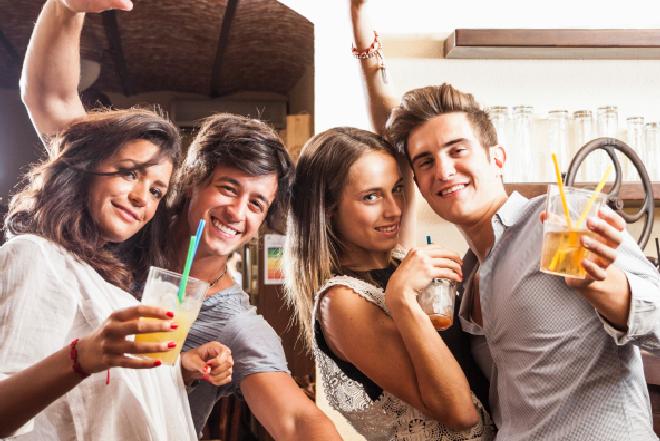 Jak poprawnie pić napoje alkoholowe? Proste zasady savoir-vivre