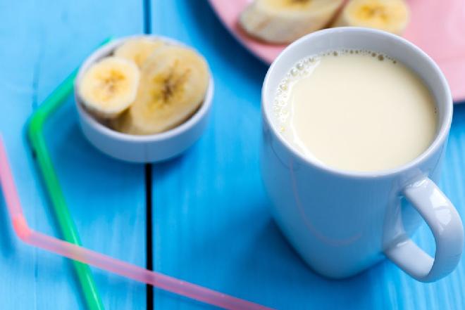 Mleczko waniliowe z bananem: przepis na słodki napój wyśmienity jako deser