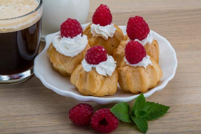 Profiterolki z malinami i borówkami - pyszne ptysie na deser