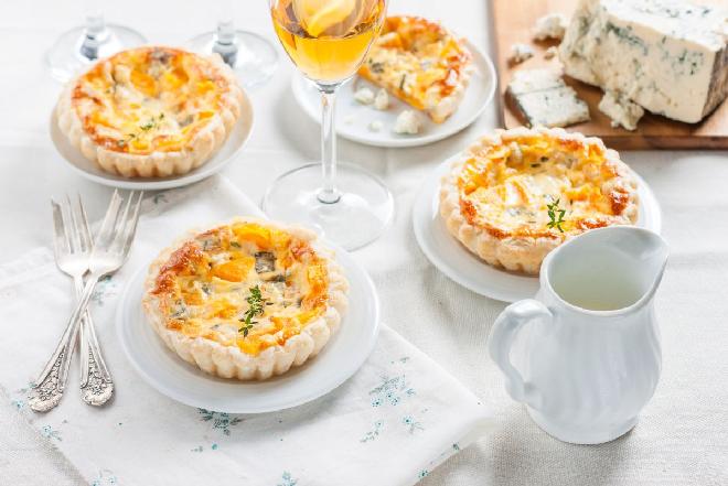 Francuska tarta z dynią i karmelizowaną cebulą: przepis